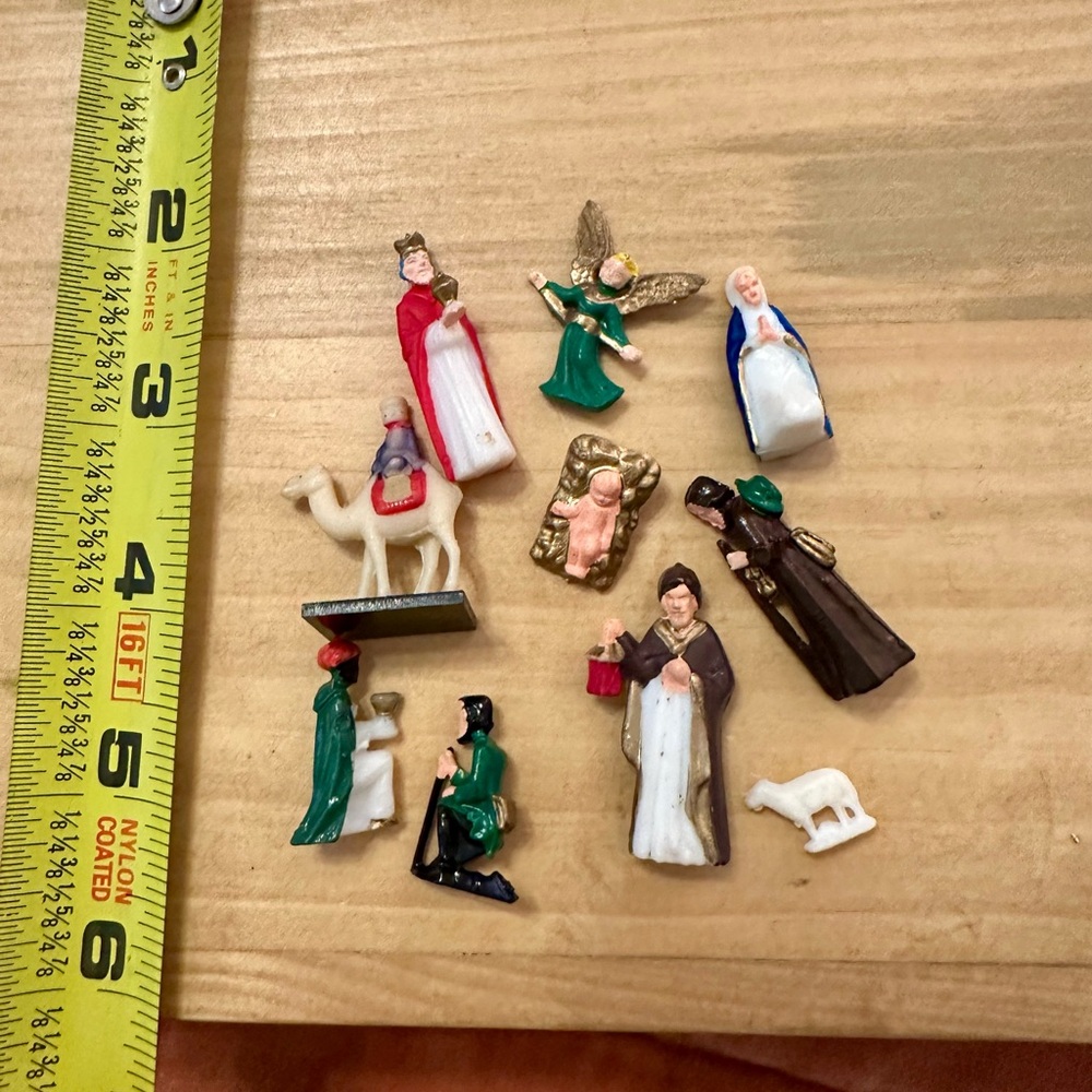 Vintage 1960s Ultra Miniature Nativity Figurines Set - Picture 3 of 4